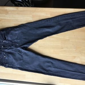 slim women or men’s black jean